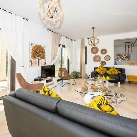 Serenity With Private Pool - 200m To Sea Or Villa