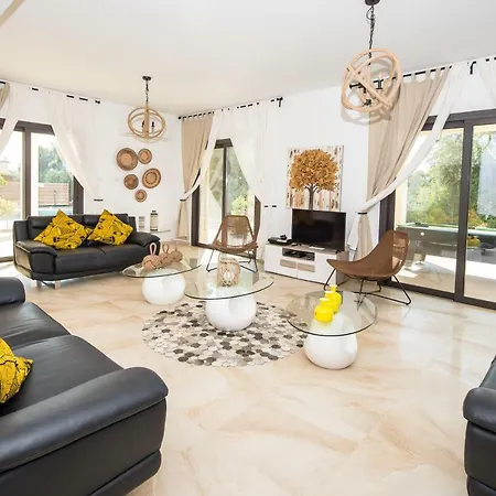 Serenity With Private Pool - 200m To Sea Or Villa