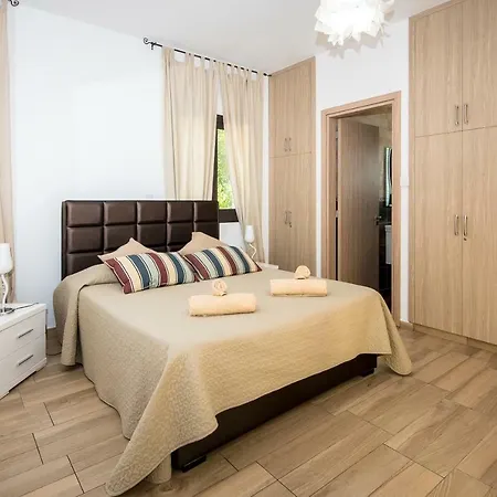 Serenity With Private Pool - 200m To Sea Or *