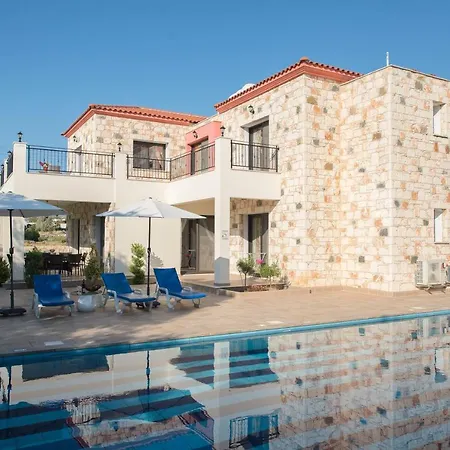 Serenity With Private Pool - 200m To Sea Or Villa *